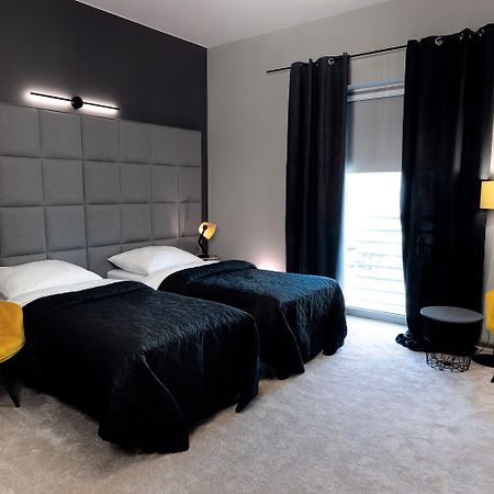 Hotel Absolwent Гостынь Экстерьер фото