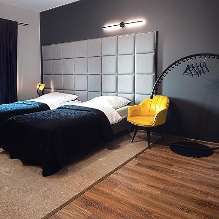 Hotel Absolwent Гостынь Экстерьер фото