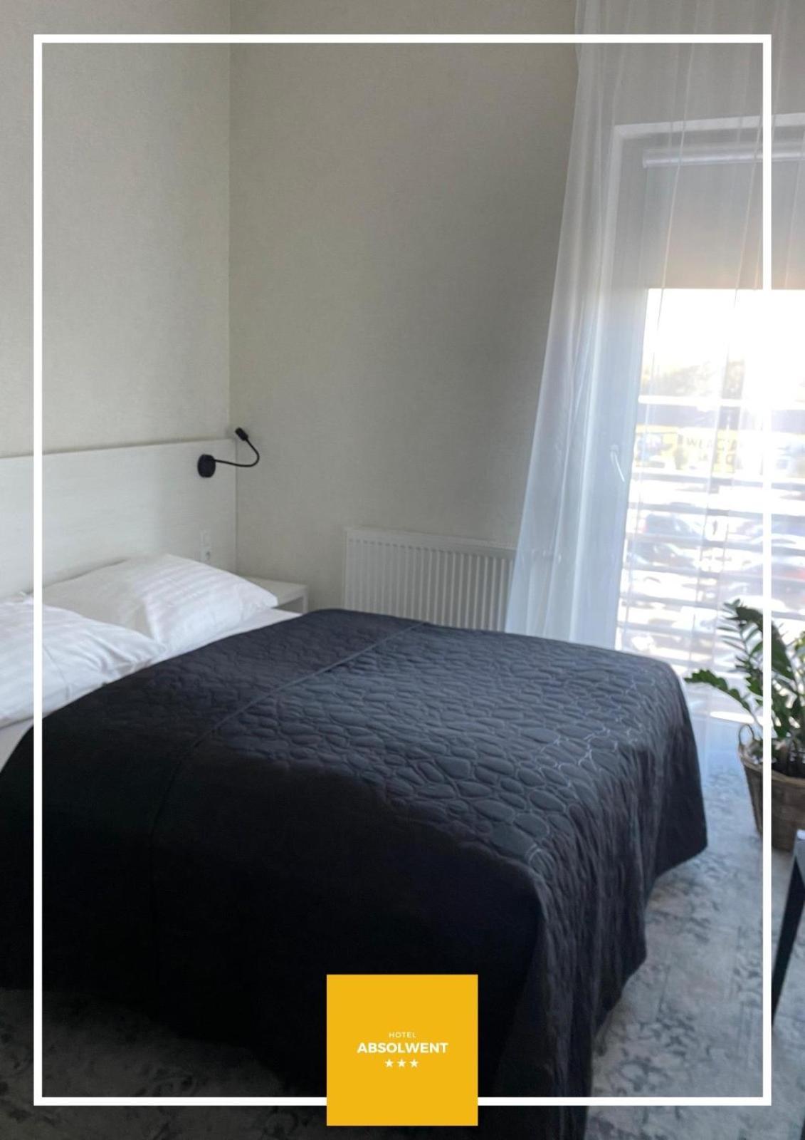 Hotel Absolwent Гостынь Экстерьер фото