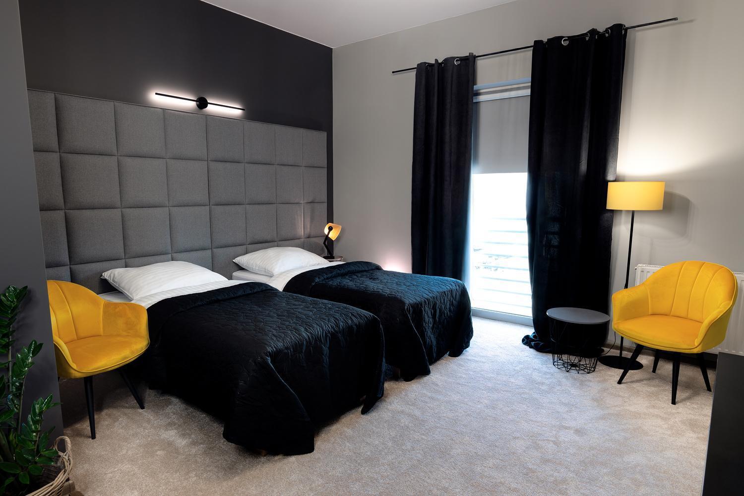 Hotel Absolwent Гостынь Экстерьер фото