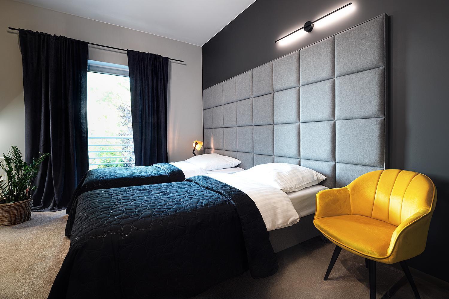 Hotel Absolwent Гостынь Экстерьер фото
