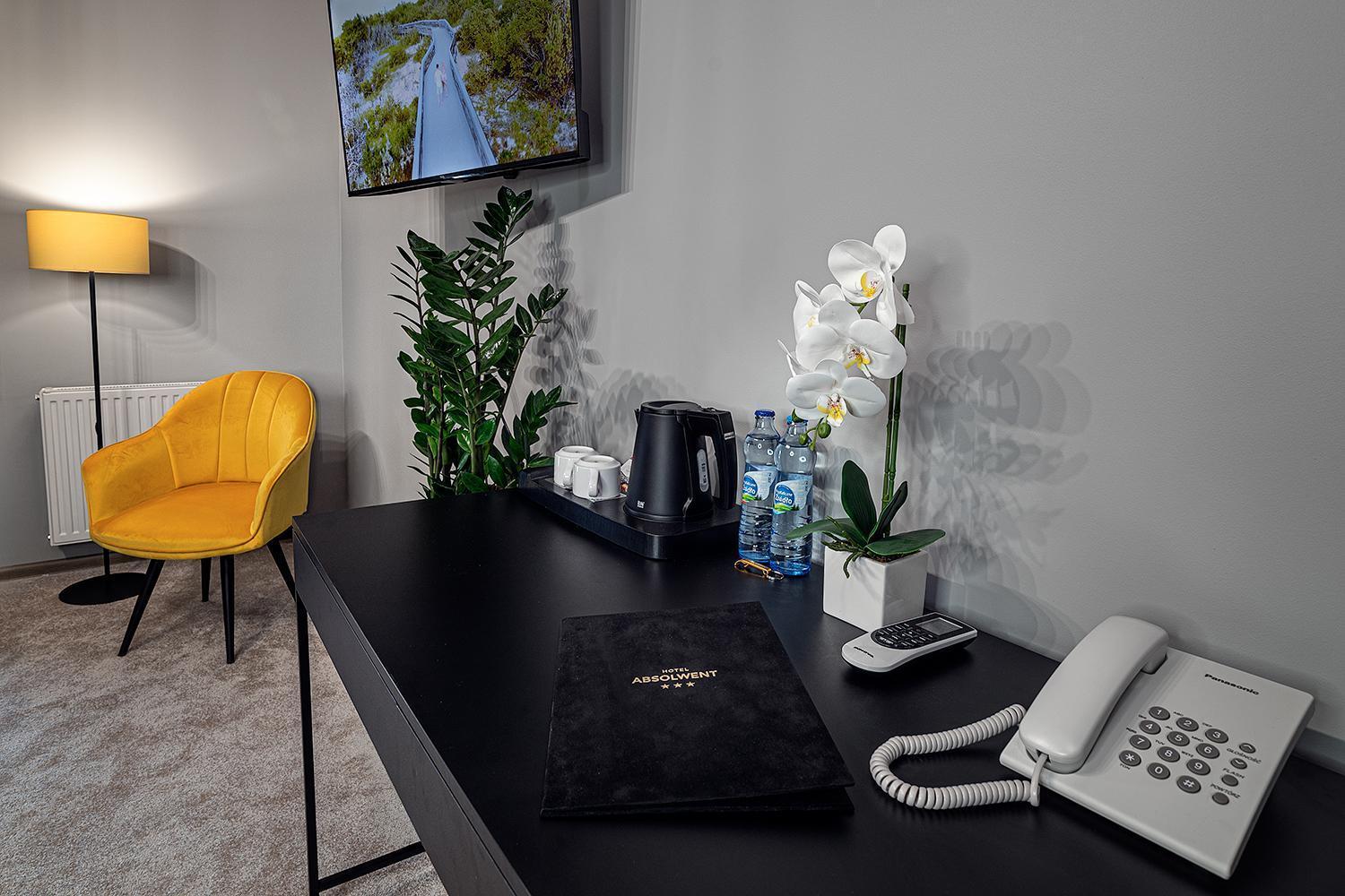 Hotel Absolwent Гостынь Экстерьер фото