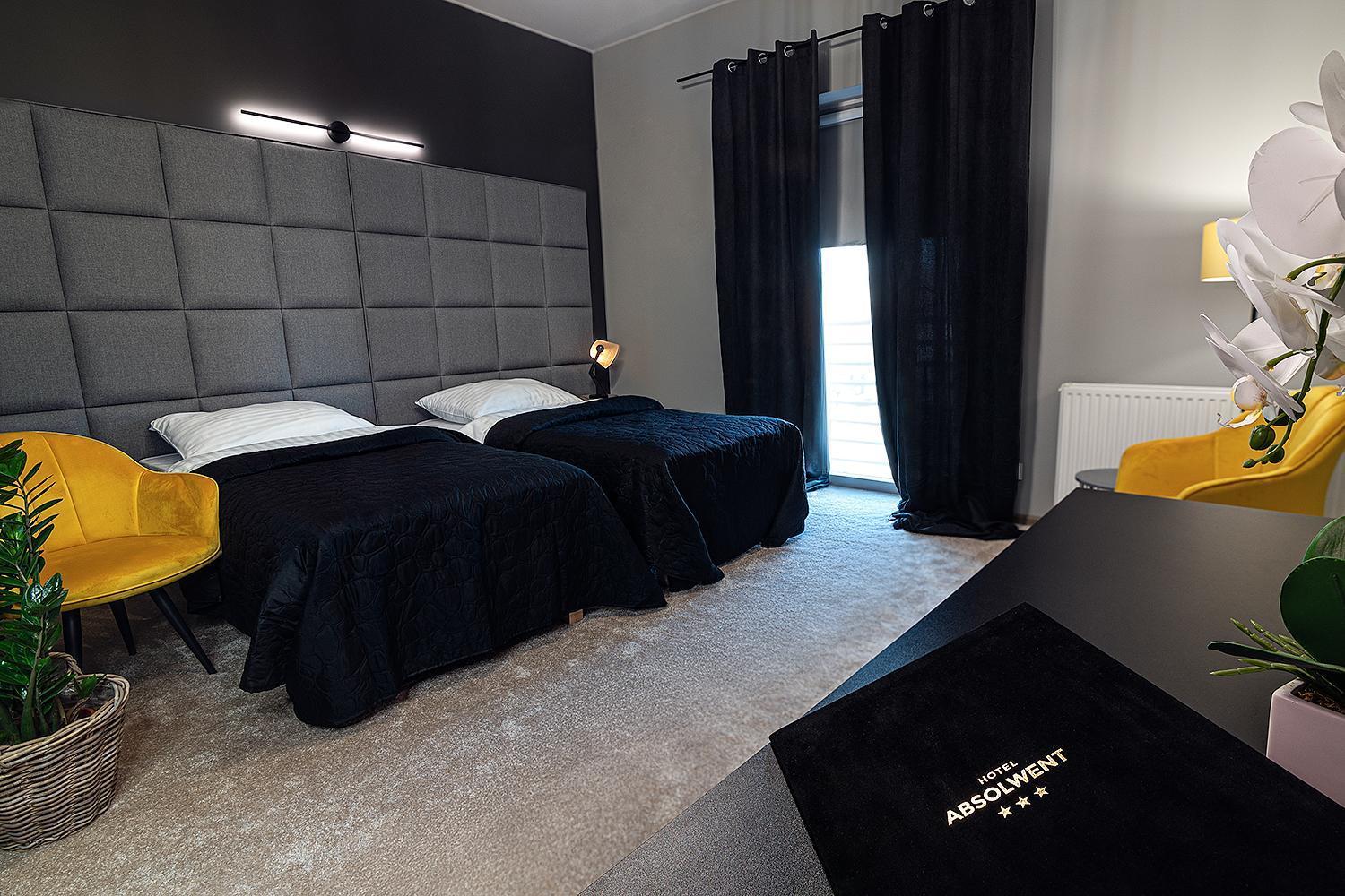 Hotel Absolwent Гостынь Экстерьер фото
