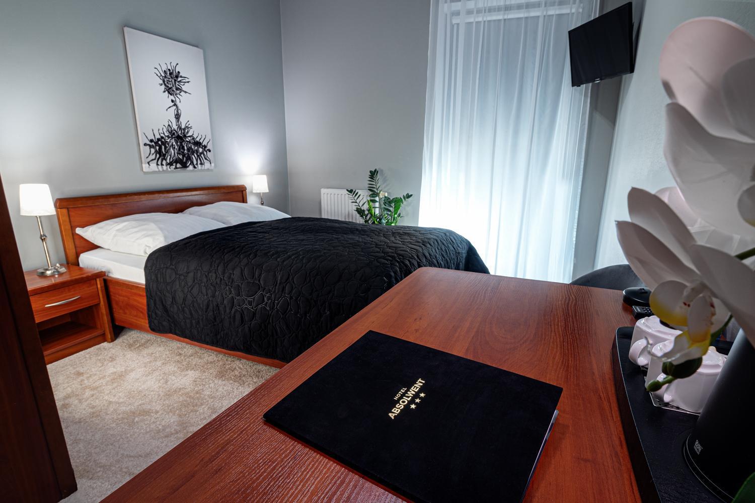 Hotel Absolwent Гостынь Экстерьер фото