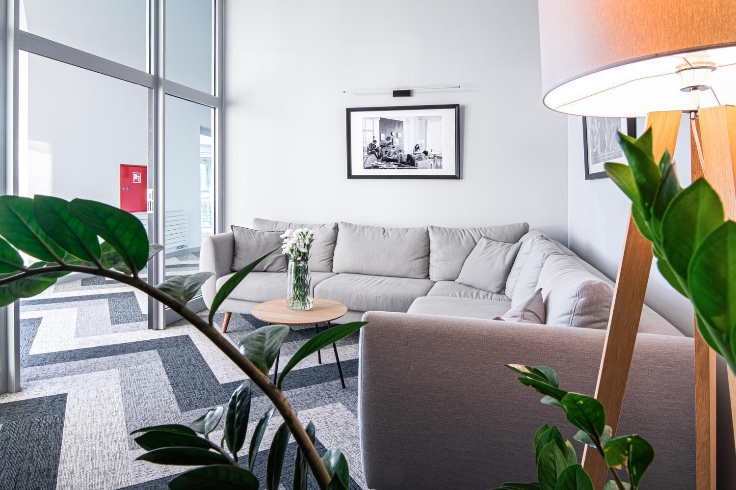 Hotel Absolwent Гостынь Экстерьер фото