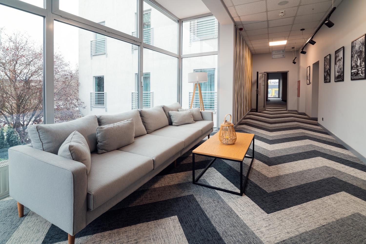Hotel Absolwent Гостынь Экстерьер фото