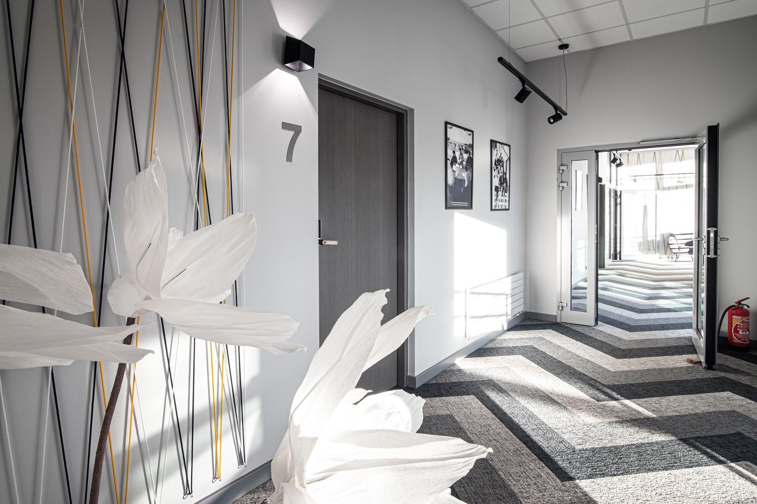 Hotel Absolwent Гостынь Экстерьер фото