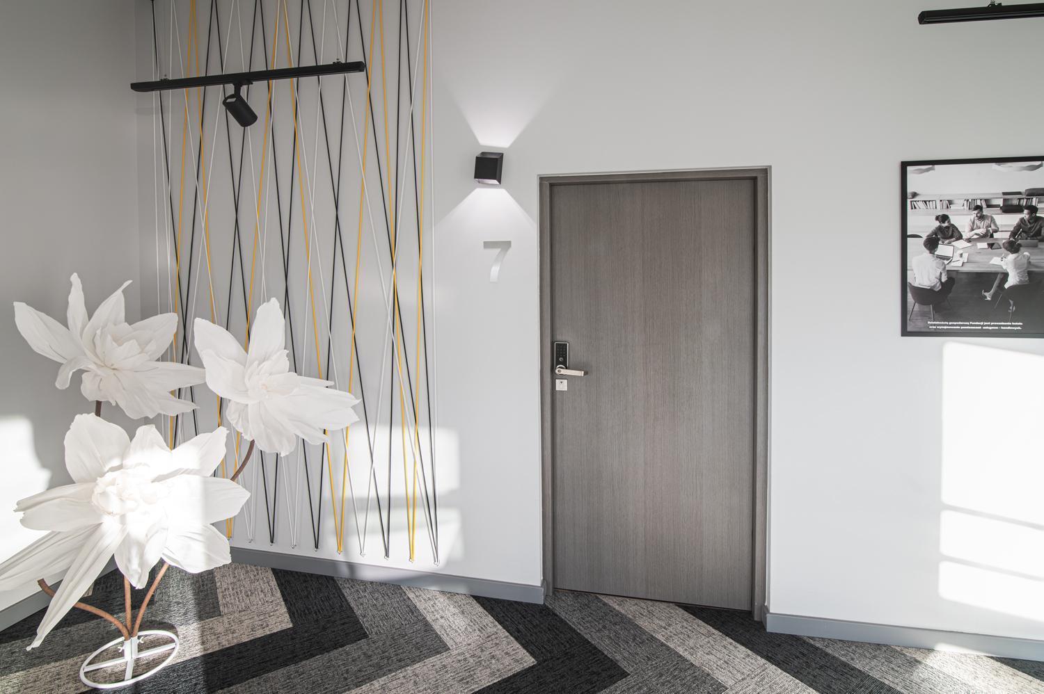 Hotel Absolwent Гостынь Экстерьер фото