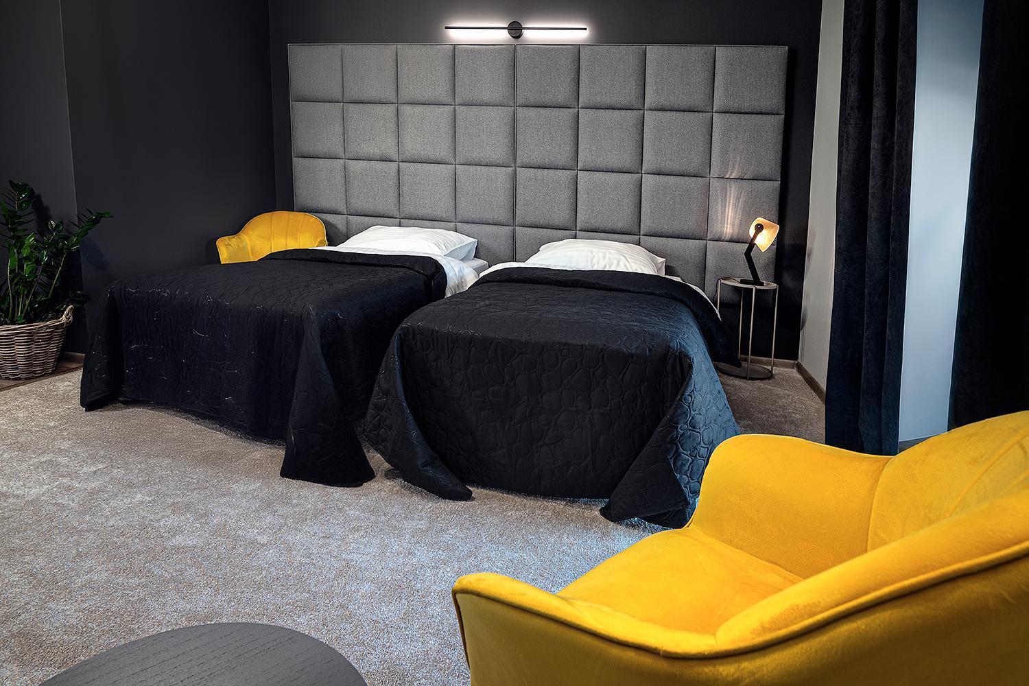Hotel Absolwent Гостынь Экстерьер фото