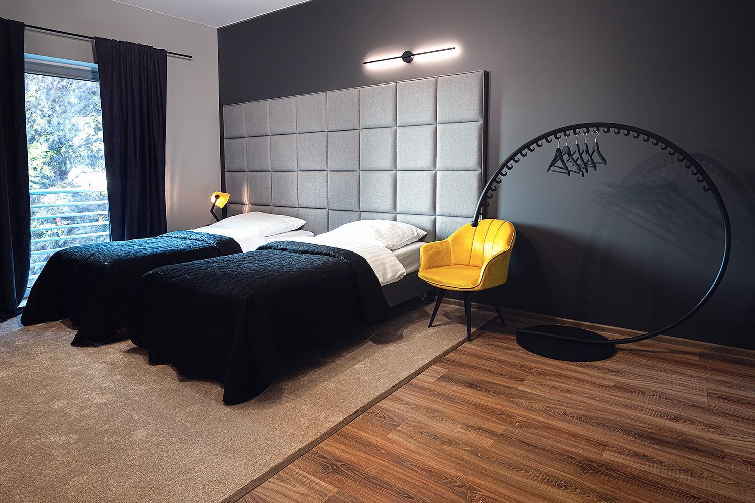 Hotel Absolwent Гостынь Экстерьер фото