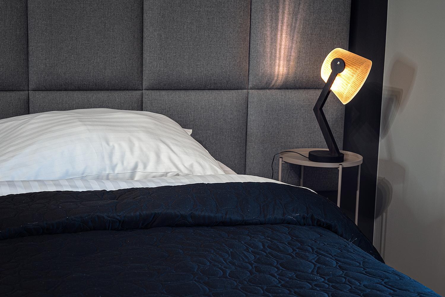 Hotel Absolwent Гостынь Экстерьер фото