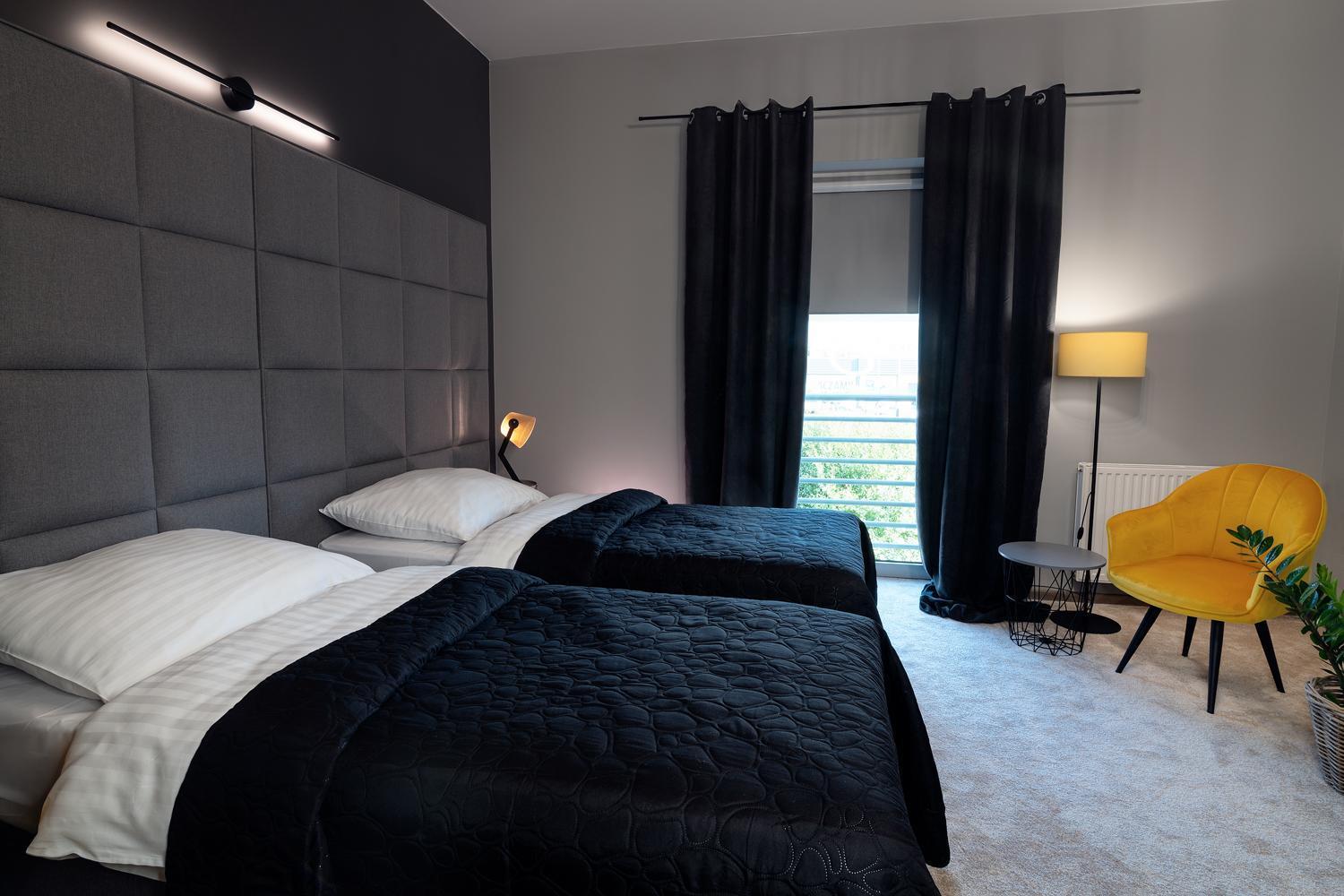 Hotel Absolwent Гостынь Экстерьер фото