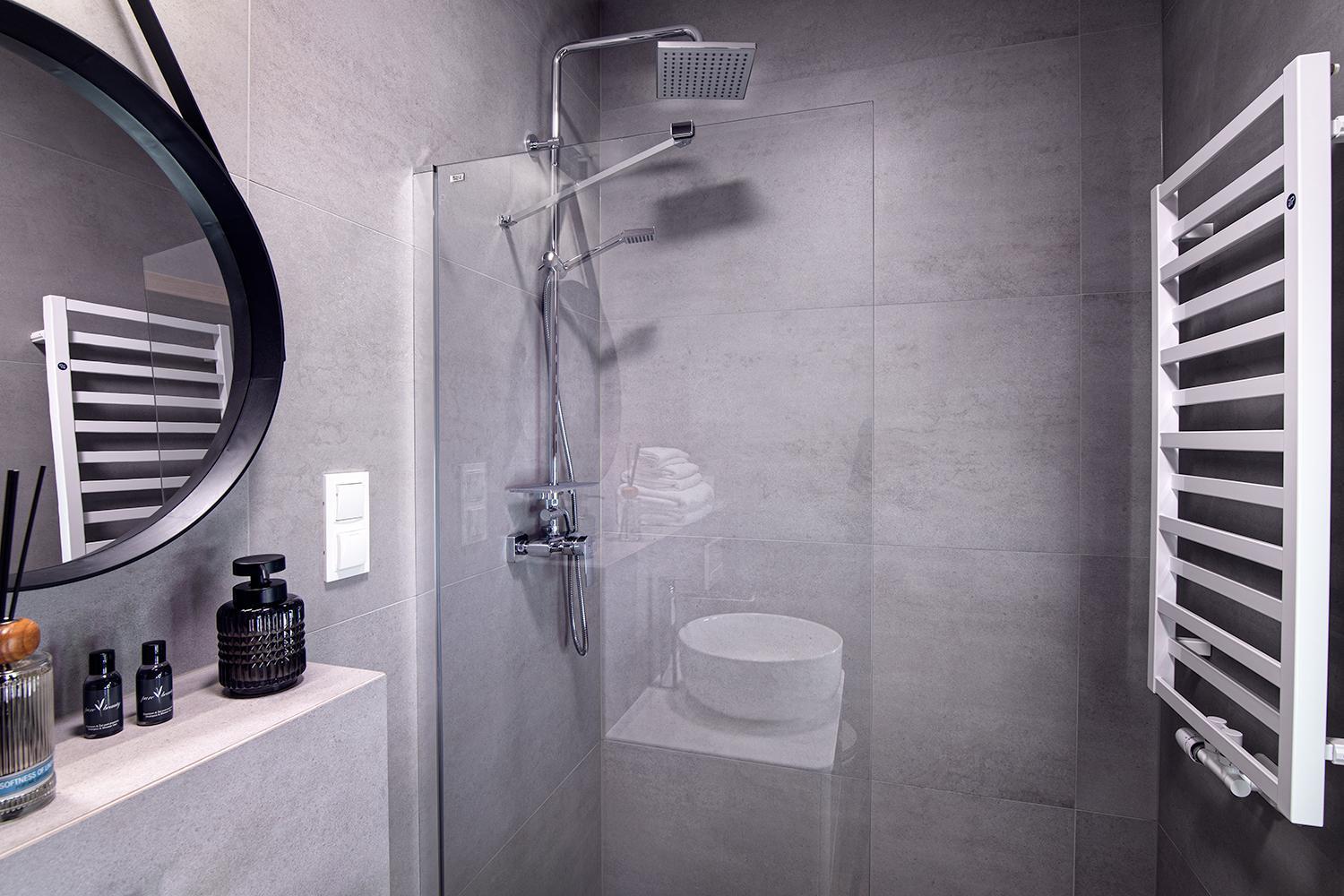Hotel Absolwent Гостынь Экстерьер фото