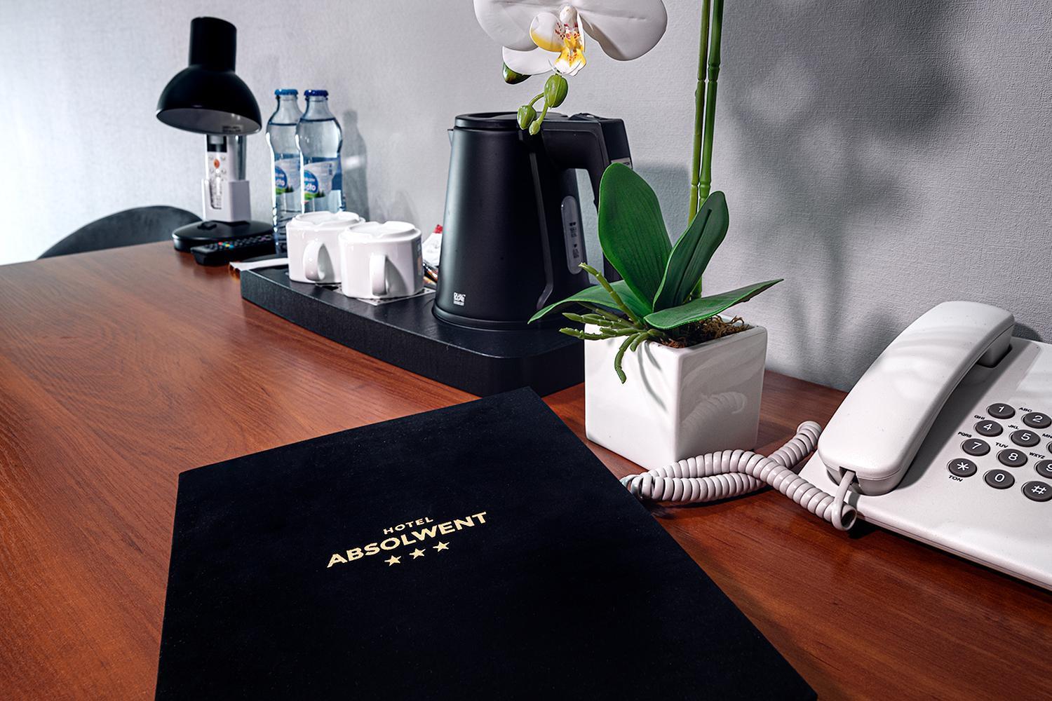 Hotel Absolwent Гостынь Экстерьер фото