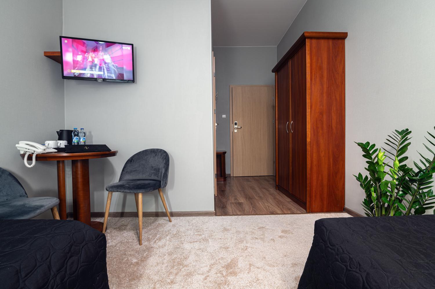 Hotel Absolwent Гостынь Экстерьер фото