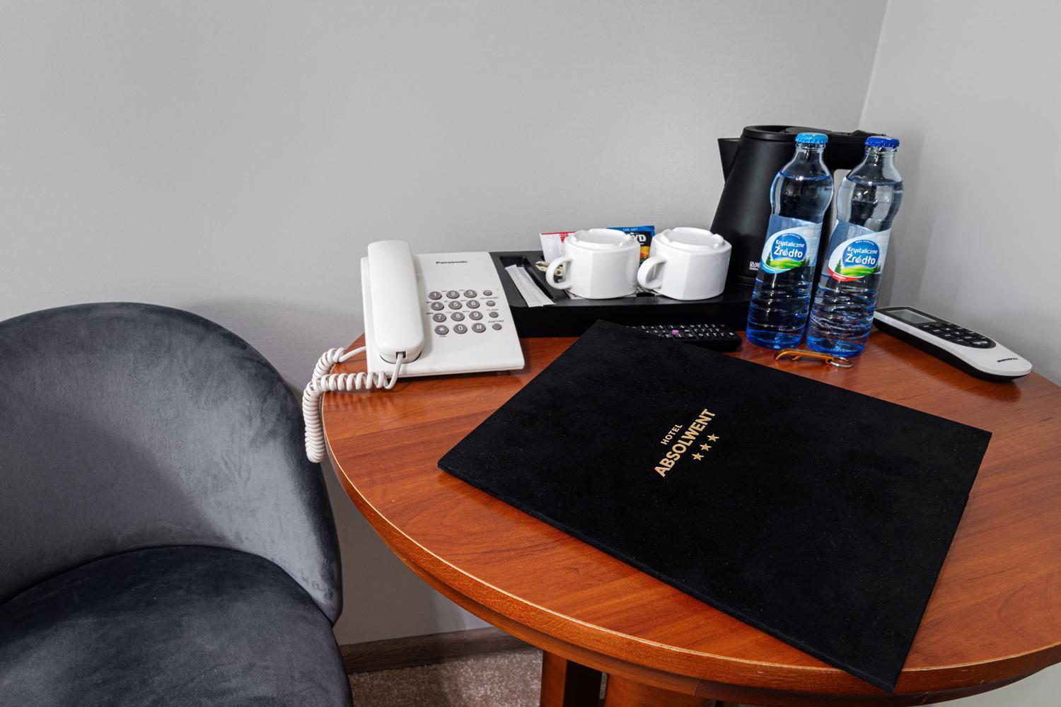 Hotel Absolwent Гостынь Экстерьер фото