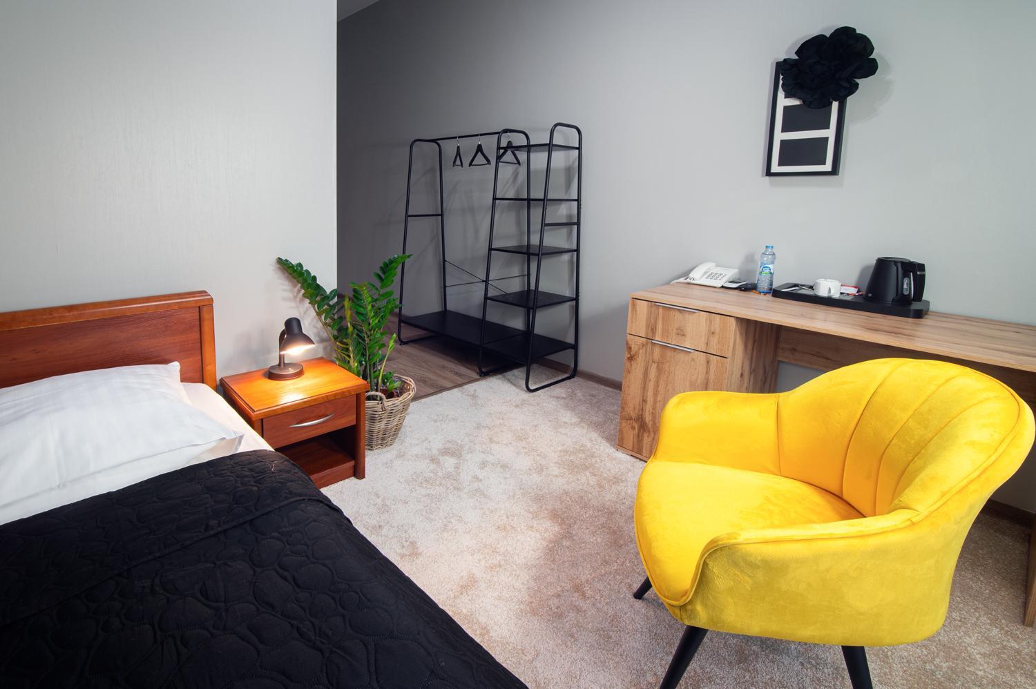 Hotel Absolwent Гостынь Экстерьер фото