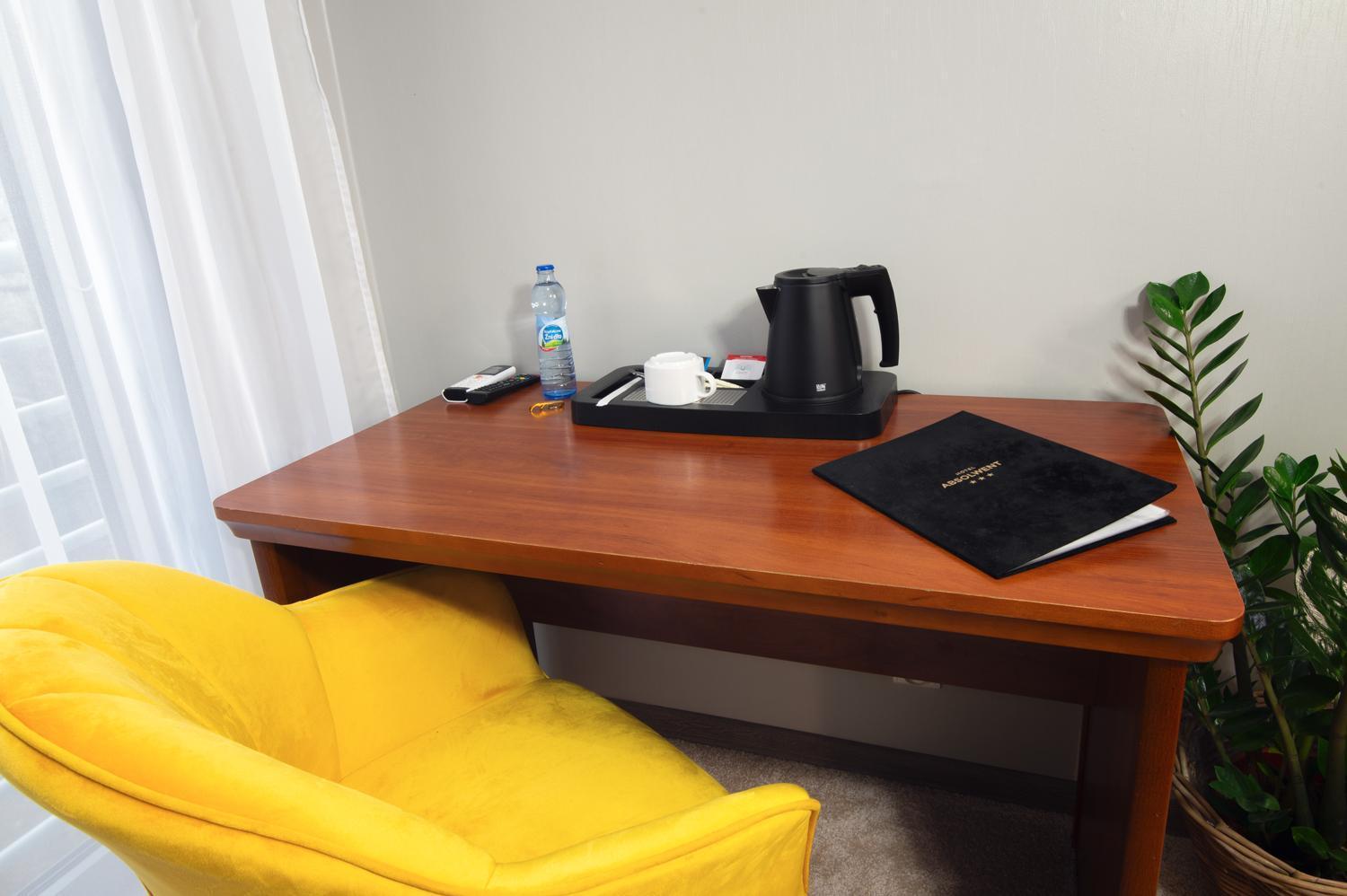 Hotel Absolwent Гостынь Экстерьер фото