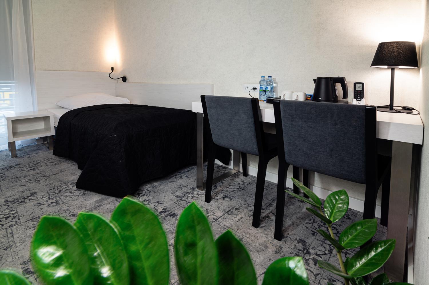 Hotel Absolwent Гостынь Экстерьер фото