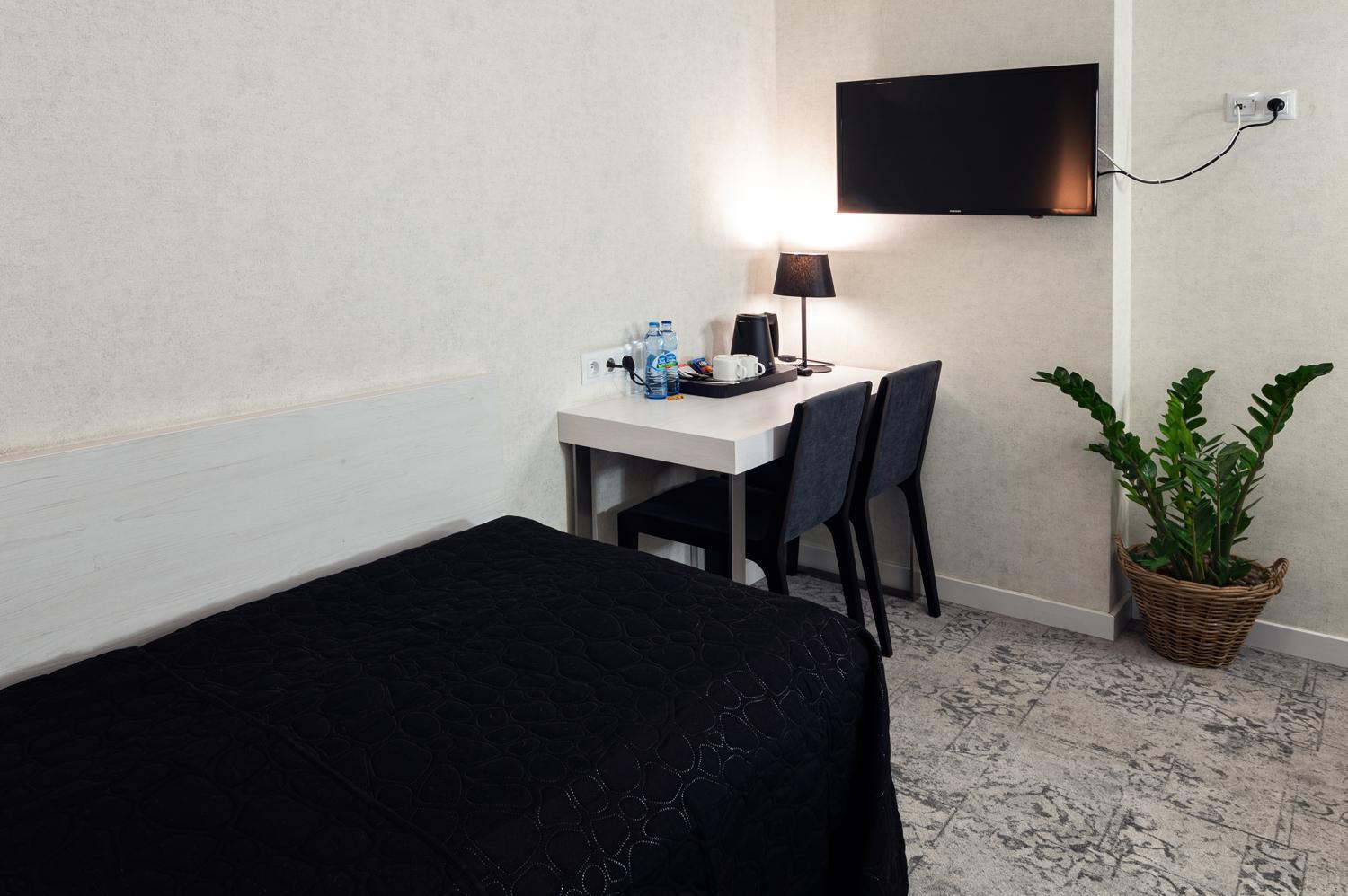 Hotel Absolwent Гостынь Экстерьер фото