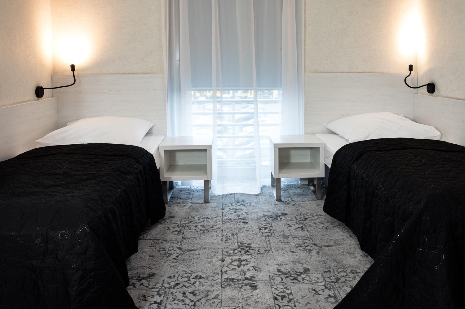 Hotel Absolwent Гостынь Экстерьер фото