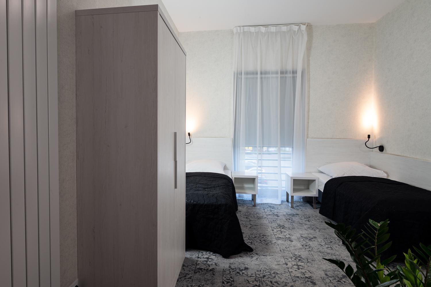 Hotel Absolwent Гостынь Экстерьер фото