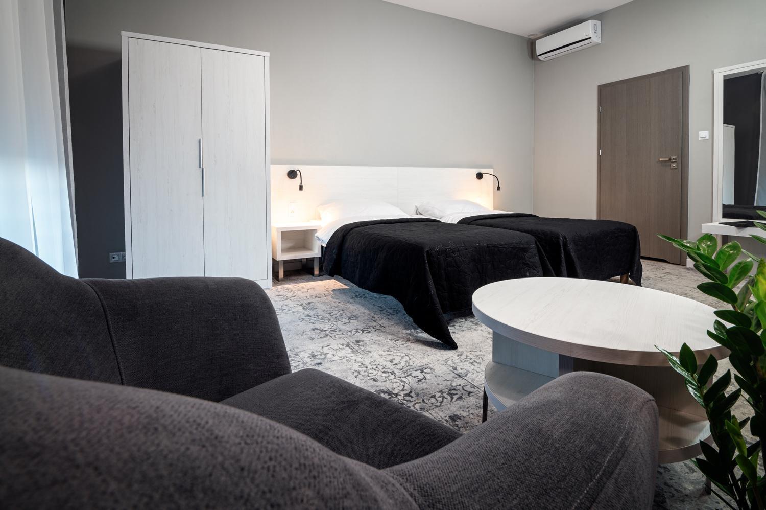 Hotel Absolwent Гостынь Экстерьер фото