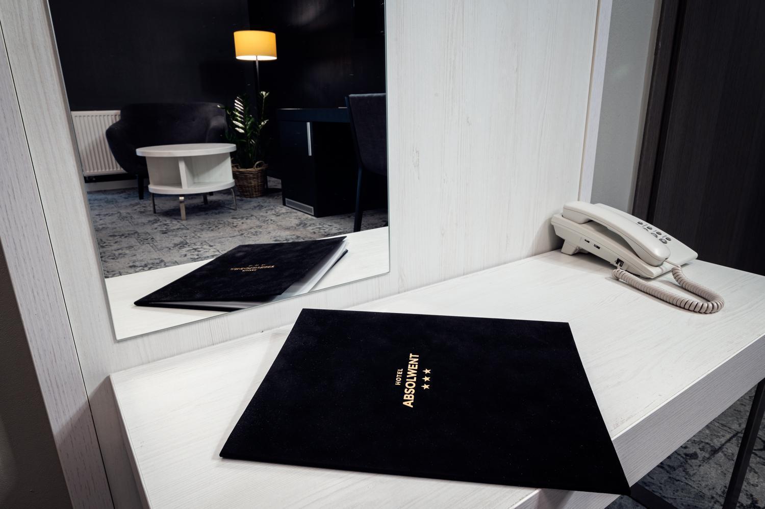 Hotel Absolwent Гостынь Экстерьер фото