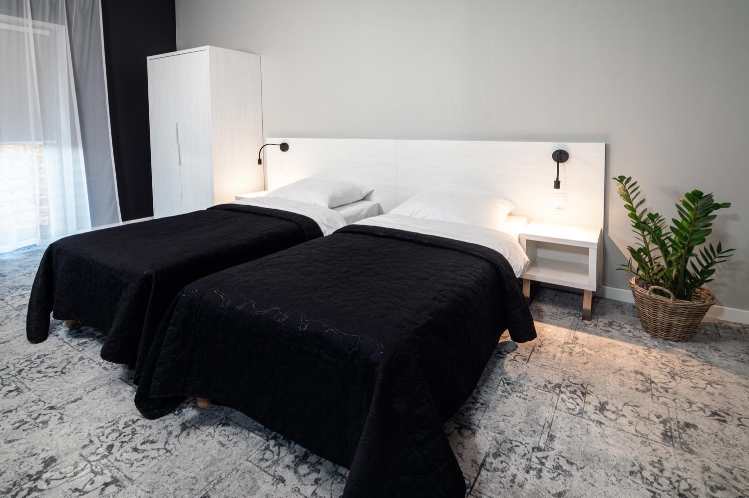 Hotel Absolwent Гостынь Экстерьер фото