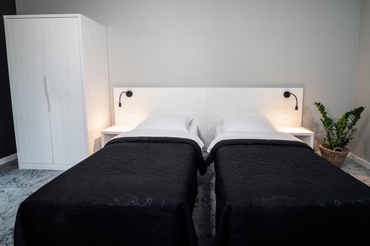 Hotel Absolwent Гостынь Экстерьер фото