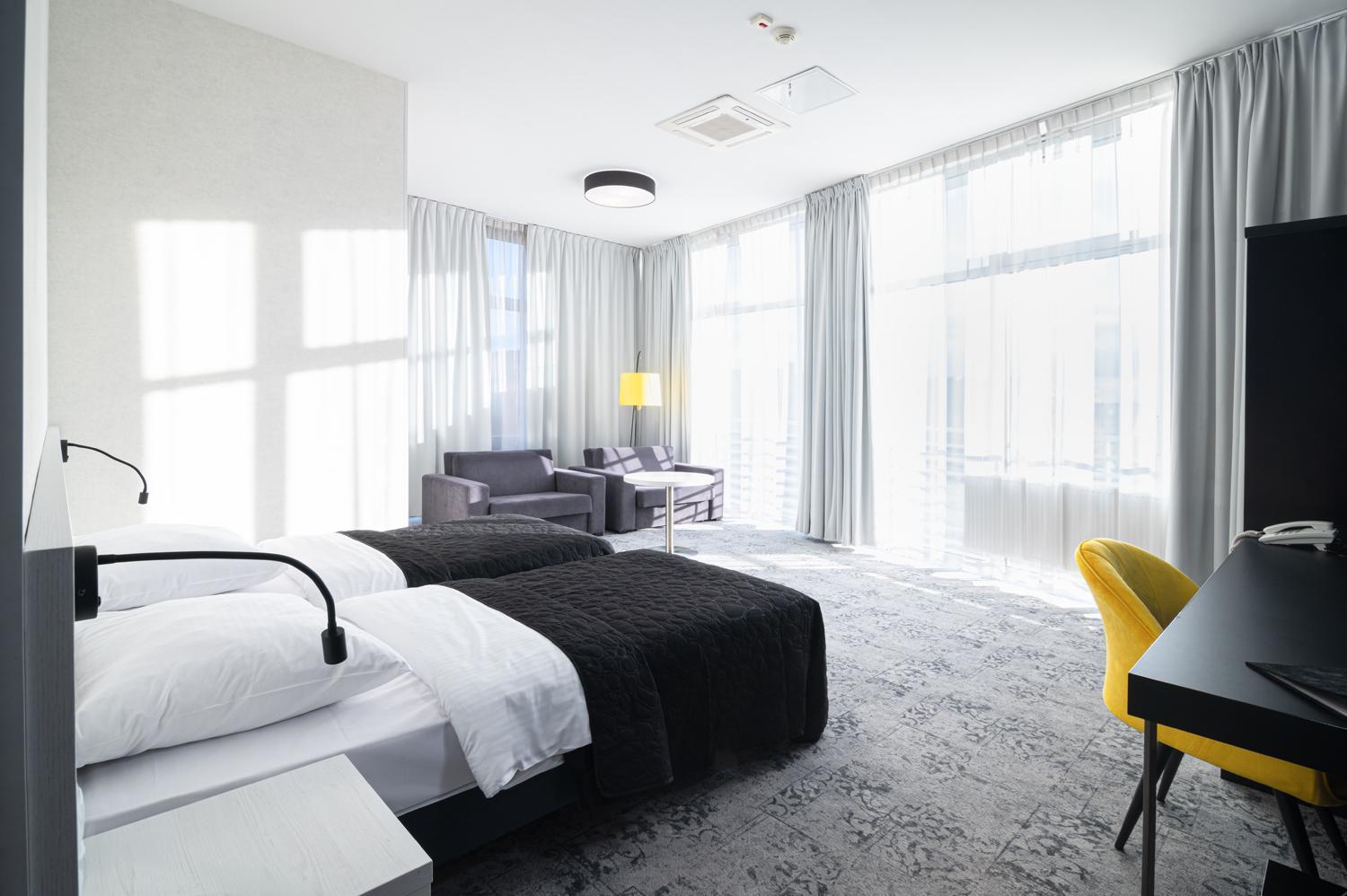 Hotel Absolwent Гостынь Экстерьер фото