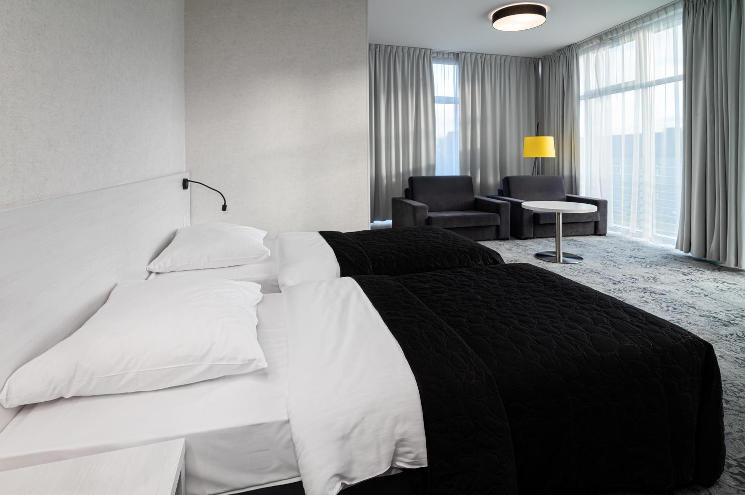 Hotel Absolwent Гостынь Экстерьер фото