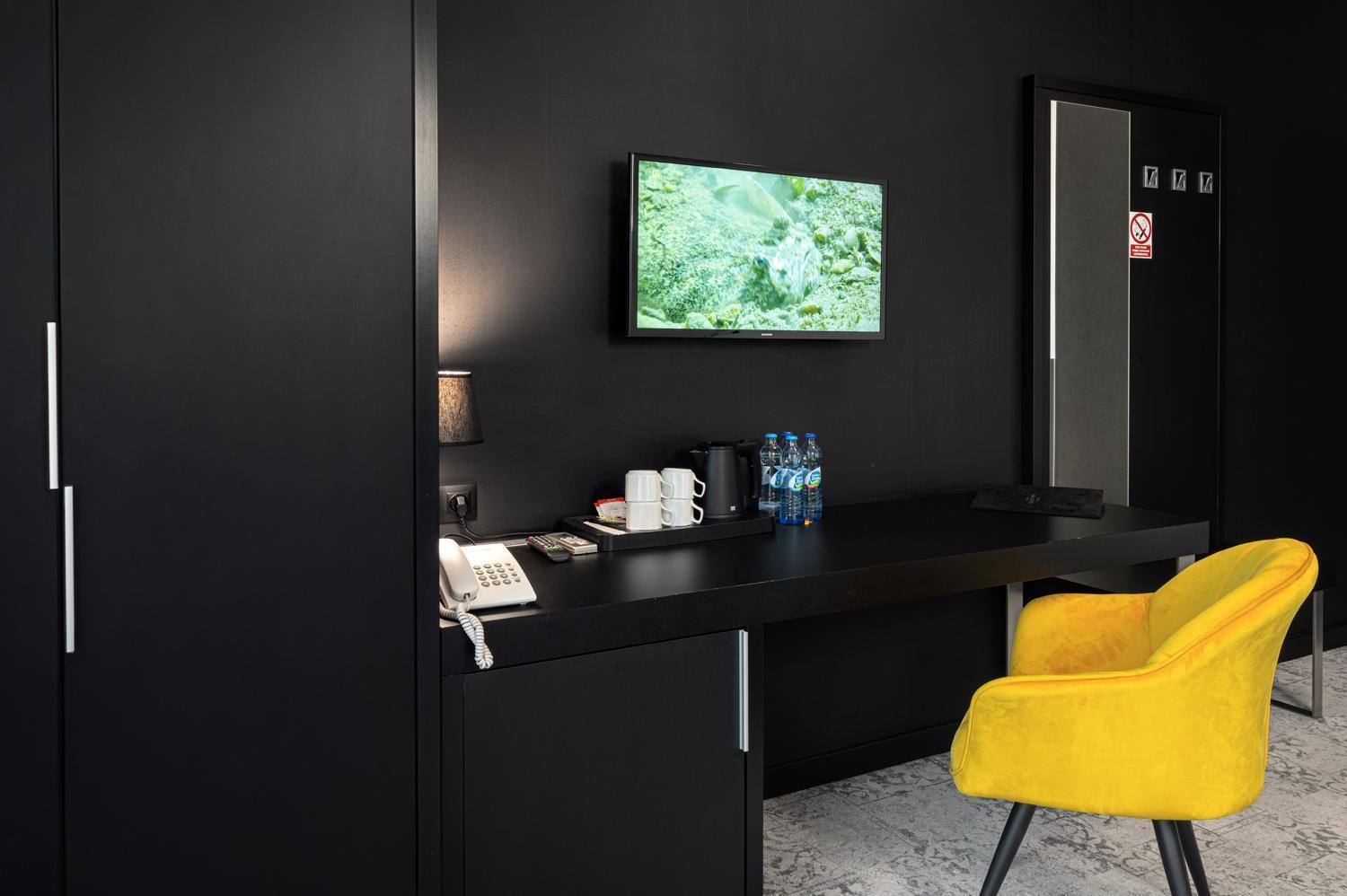 Hotel Absolwent Гостынь Экстерьер фото