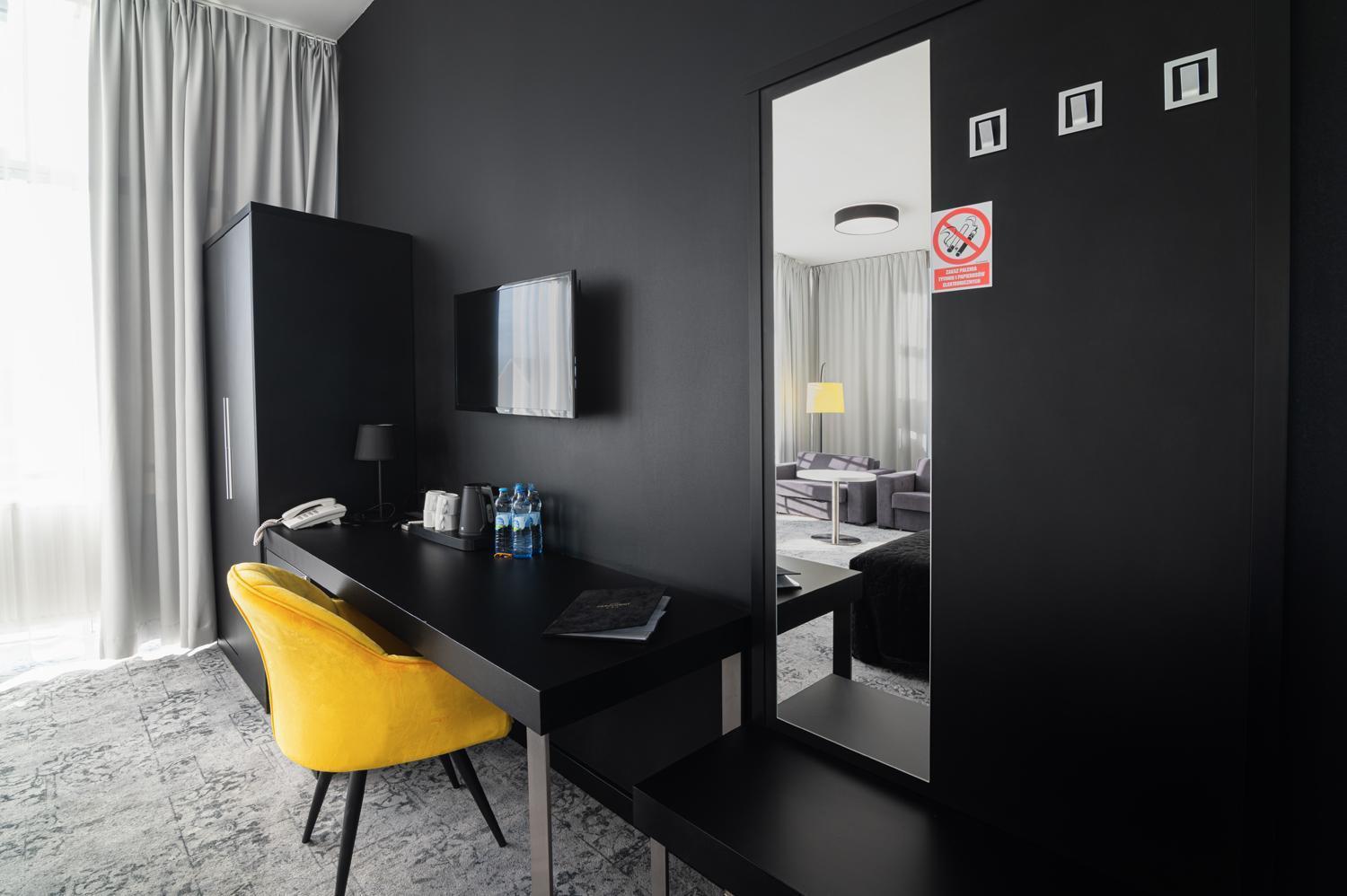 Hotel Absolwent Гостынь Экстерьер фото