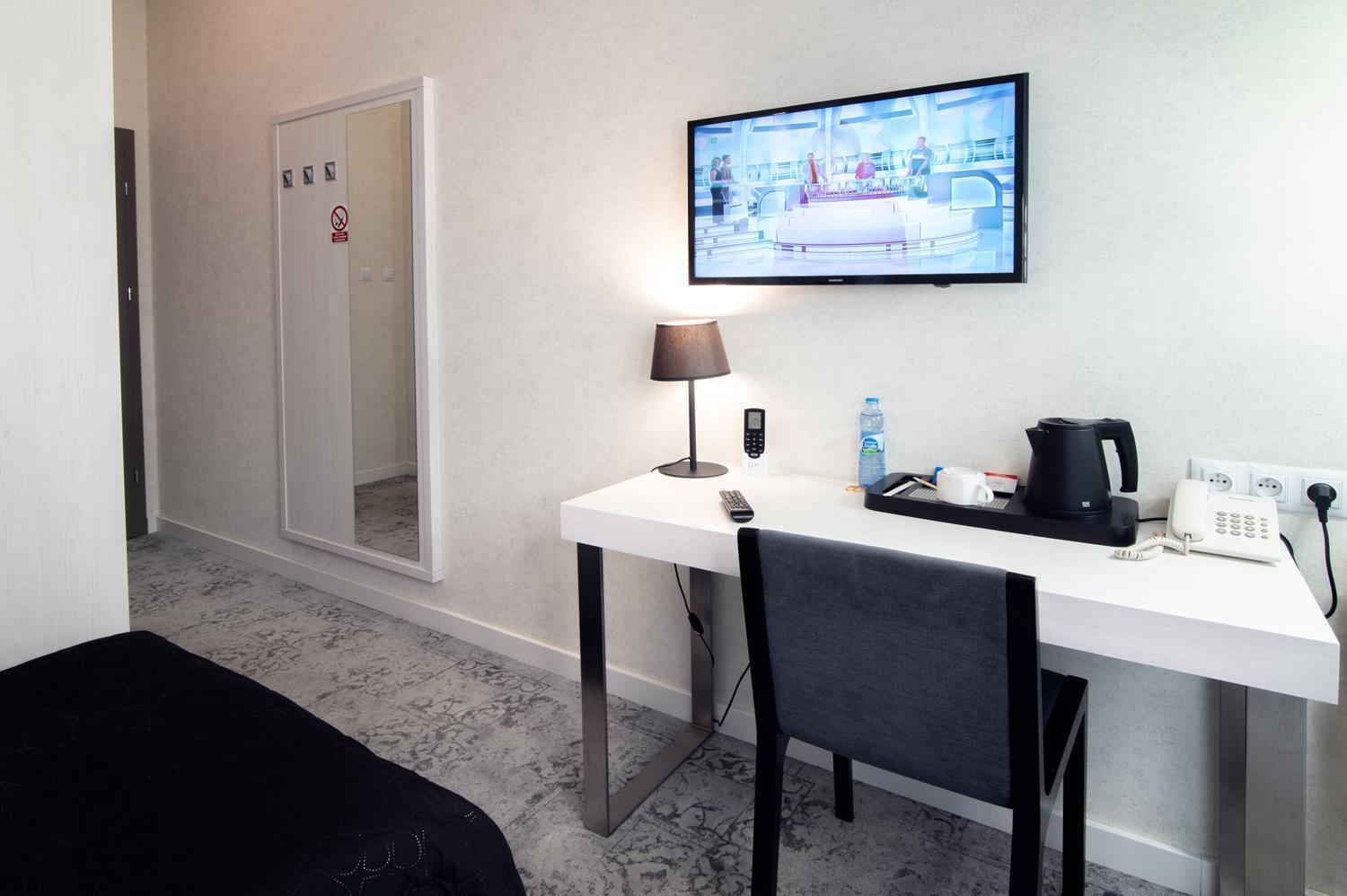 Hotel Absolwent Гостынь Экстерьер фото