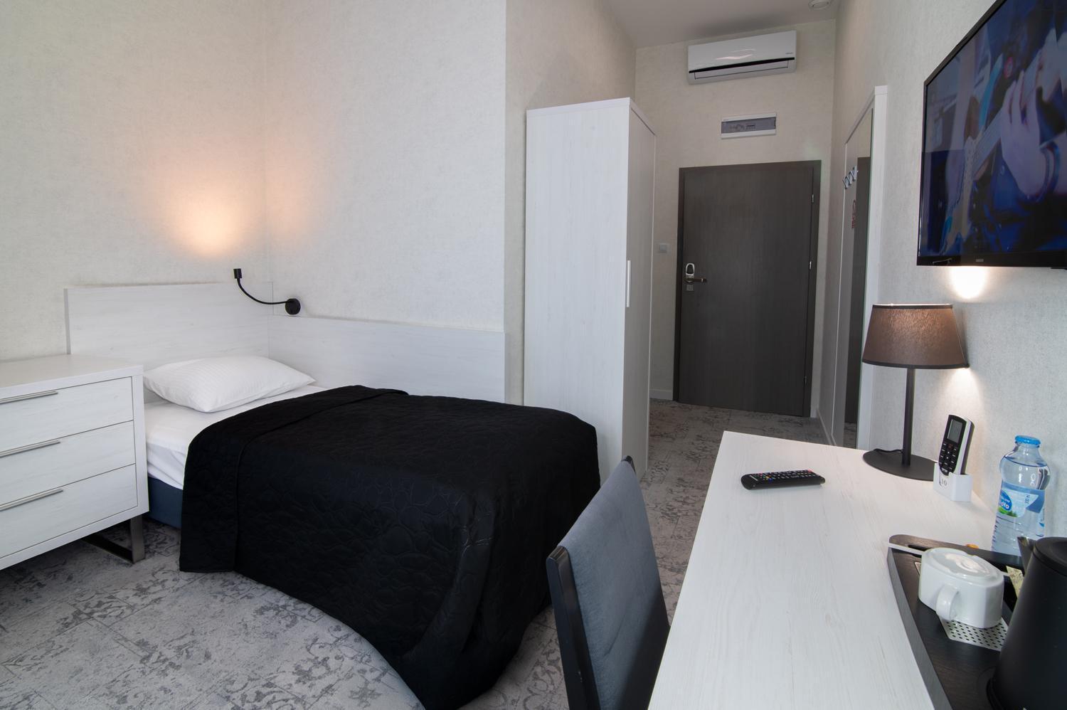 Hotel Absolwent Гостынь Экстерьер фото