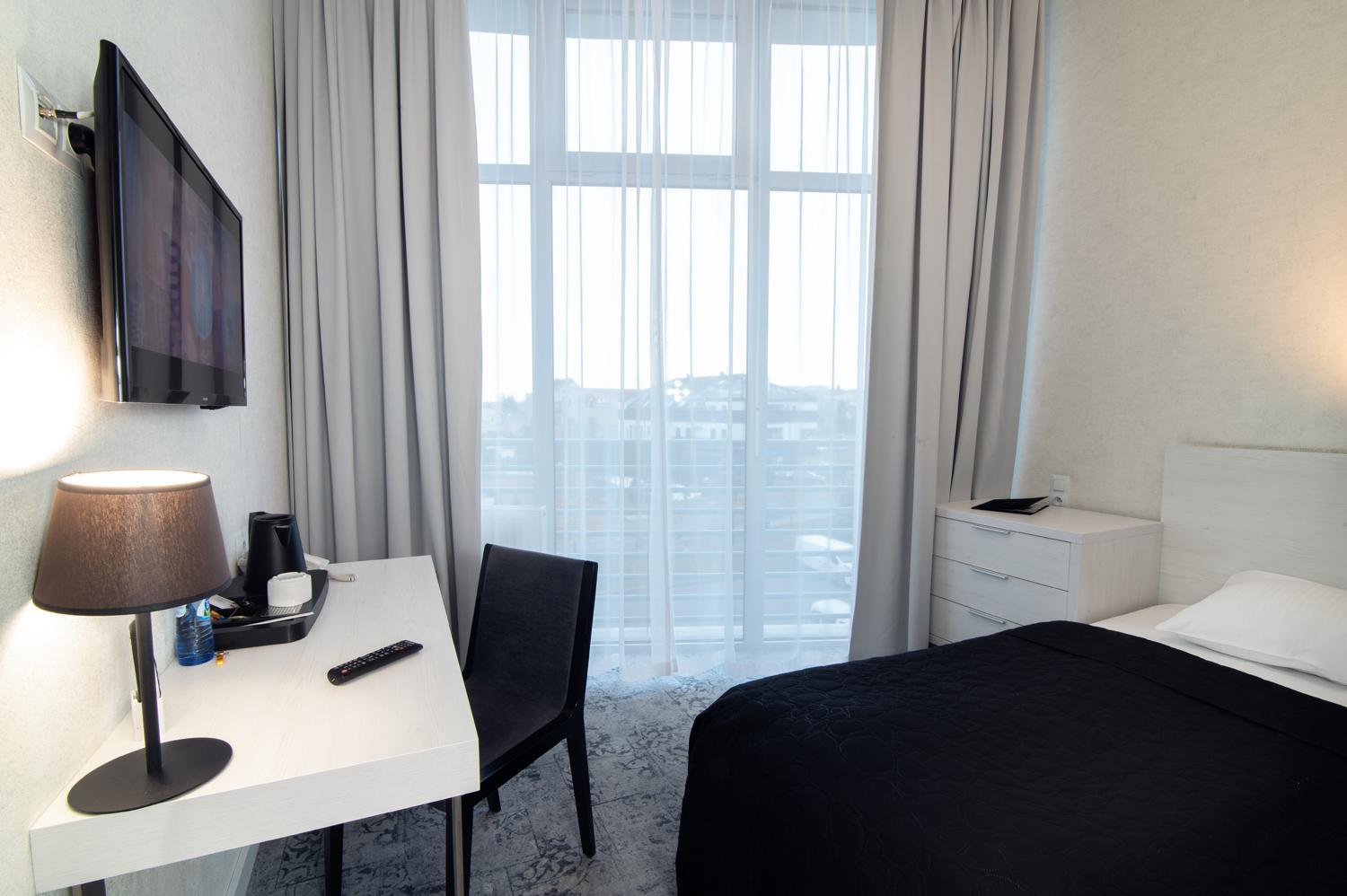 Hotel Absolwent Гостынь Экстерьер фото